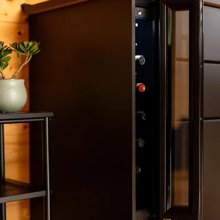 Black Lokve בקתה